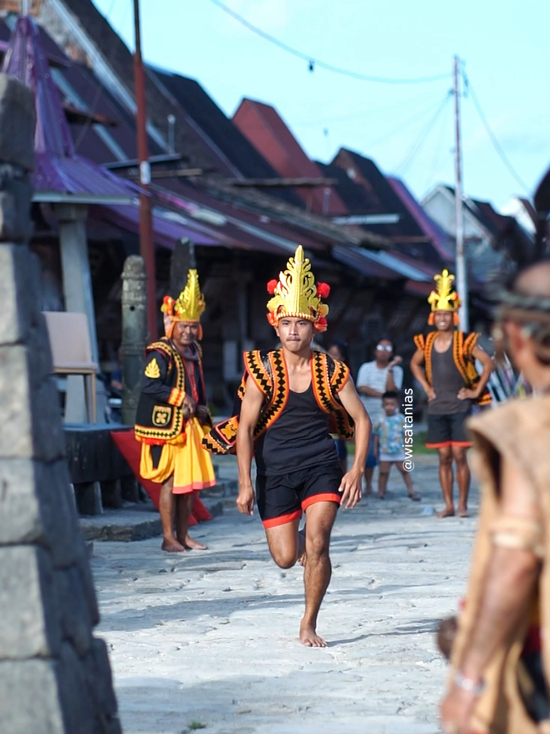 Lompat batu Nias Selatan, Bawomataluo. Ada yang udah pernah kesini? Yuk kapan kalian ke NIas Selatan didesa bawomataluo. #wisatanias #ononiha #wisatasumut #lagunias #niasfyp #niasselatan #lensanias #pulaunias