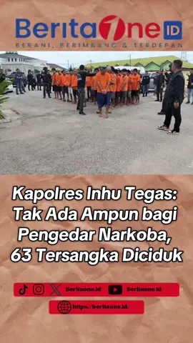Inhu, BeritaOne.id – Kepolisian Resor Indragiri Hulu (Polres Inhu) berhasil mengungkap kasus besar peredaran narkotika dalam Operasi Antik 2025, sebuah operasi terpadu yang digelar di wilayah hukum Kabupaten Inhu. Sebanyak 63 tersangka, termasuk satu orang perempuan, diamankan dalam operasi yang digelar secara serentak oleh seluruh jajaran Polres dan Polsek di bawah naungan Polres Inhu. Dari para tersangka, polisi menyita sejumlah barang bukti berupa 511,82 gram sabu, 10,34 gram ganja, serta tiga butir pil ekstasi.  Berikut rincian jumlah tersangka dan laporan polisi (LP) berdasarkan satuan kerja, Peranap LP 8 jumlah tersangka 14, Lubuk Batu Jaya LP 6 jumlah tersangka 7, Kelayang LP 5 tersangka 6, Lirik LP 2 jumlah tersangka 2, Batang Cenaku LP 2 jumlah tersangka 3, Pasir Penyu LP 5 jumlah tersangka 5, Rengat Barat LP 4 jumlah tersangka 4,  Seberida LP 5 jumlah tersangka 5 dan Satres narkoba polres Inhu LP 9 jumlah tersangka 19. #beritaone #fypシ゚viral #berantasnarkoba #inhu 