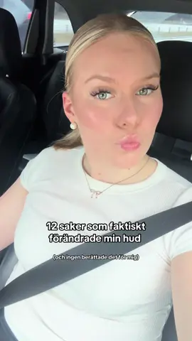 1️⃣ Jag slutade överrengöra huden Rengöring är superviktigt, men jag gjorde det flera gånger per dag och tvättade bort hudens naturliga skydd. Nu gör jag det bara morgon & kväll – och huden tackar mig. 2️⃣ Jag började skölja ansiktet med ljummet vatten För varmt vatten stressar huden. Den gillar lugn och balans – inte kokhett drama 😌 3️⃣ Jag började prioritera protein & greens När jag började mata kroppen med näring istället för “snabba lösningar” – började huden svara. Glow byggs inifrån. 4️⃣ Jag tog min sömn på allvar Huden återhämtar sig när du sover. Det är typ kroppens “night shift” för glow. 5️⃣ Jag började ta zink & omega-3 regelbundet Hudens elasticitet och talgbalans behöver fett & mineraler. När jag lade till dem märkte jag att min hud kändes lugnare och mindre “stressad”. 6️⃣ Jag bytte örngott oftare (och till siden) För att varje gång du sover på smuts, viskar huden “nej tack”. Siden = mindre friktion & mer glow. 7️⃣ Jag minskade mejeri ett tag Inte för alltid – men för att förstå hur min hud reagerar. Och wow, skillnaden syntes. 8️⃣ Jag började massera ansiktet varje kväll Lymfdränage och lätt ansiktsmassage ökar cirkulationen, minskar svullnad och ger naturligt glow – bättre än vilket filter som helst. 9️⃣ Jag använder SPF varje morgon Inte för att “inte bli brun”, utan för att skydda kollagenet. Solen är snäll – men inte mot hudbarriären. 10️⃣ Jag dricker vatten innan kaffe För att kaffe utan vätska först = hud som ber om hjälp. Enkla saker gör stor skillnad. 11️⃣ Jag lärde mig stressa mindre (på riktigt) Kortisol sätter sig i huden. Inget serum kan rädda dig om du konstant kör i 180. 12️⃣ Jag slutade jaga “perfekt hud” När jag började ta hand om kroppen, själen och rutinerna – började huden följa efter. ✨ Din hud speglar inte bara vad du smörjer på, utan hur du mår. Vill du ha min Skin Glow Routine (det jag gör varje morgon & kväll)? Skriv HUD i DM eller kommentera så skickar jag den till dig 💌 🌸 Disclaimer: Det här är vanor som gjort skillnad för mig, baserat på hur min kropp och hud fungerar. Vi är alla olika – men att förstå sin kropp är alltid första steget till glow 🌿