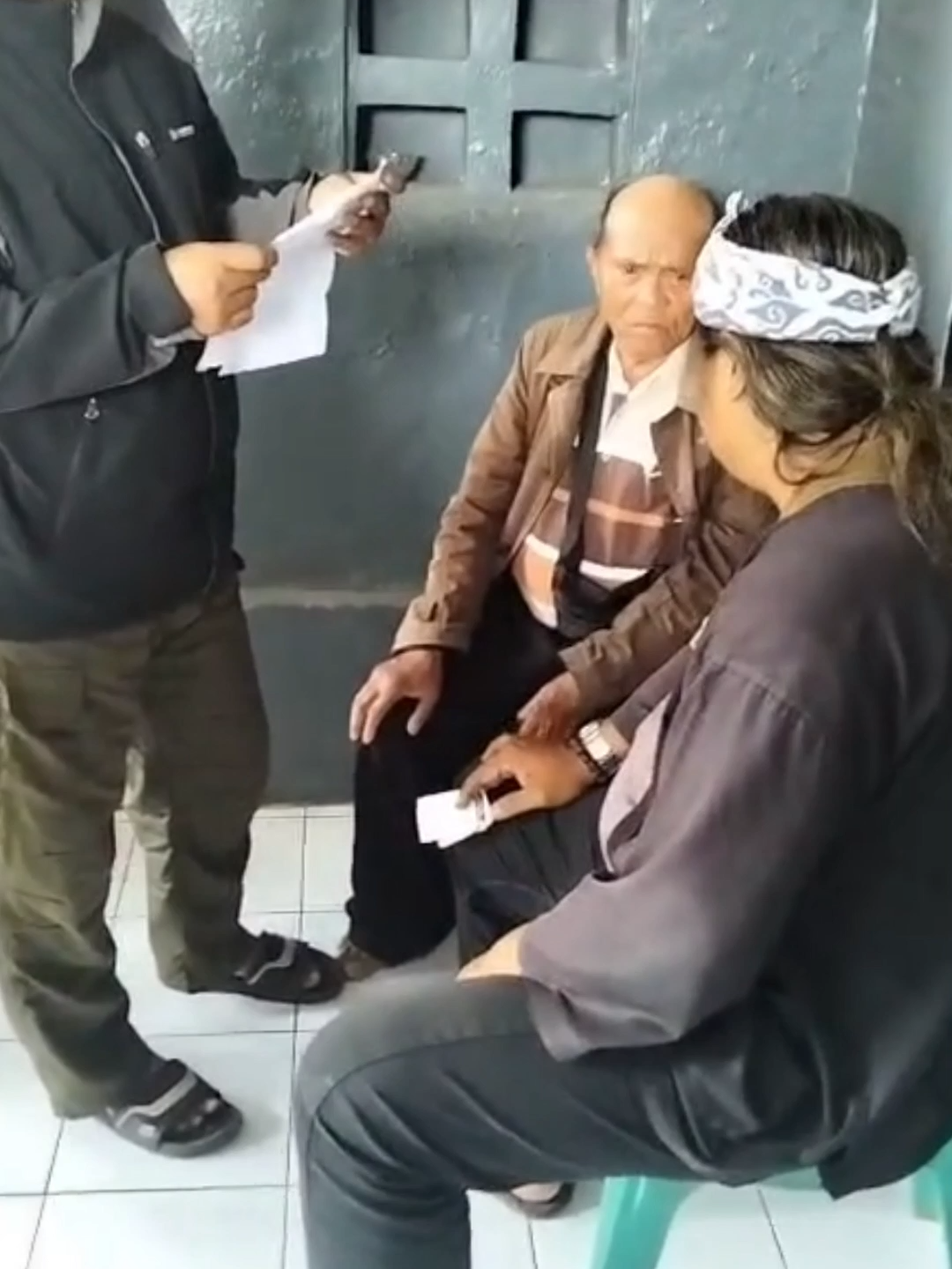 Warga Kampung Leuwianyar di gegerkan oleh aksi pencabulan yang dilakukan seorang kakek berusia 80 Tahun dengan Sesama Lansia berumur 70 tahun pada Rabu (8/10/2025) siang pelaku berinisial OL telah diamankan oleh pihak berwajib. Peristiwa ini terungkap setelah warga yang resah dengan ulah pelaku tersebut selama sebulan, Kakek asal ciamis itu kerap mendatangi kampung dengan modus sebagai tukang pijat. Namun, ia sering berbuat tidak senonoh dengan mencium dan meraba-raba para pria lansia di kampung tersebut.