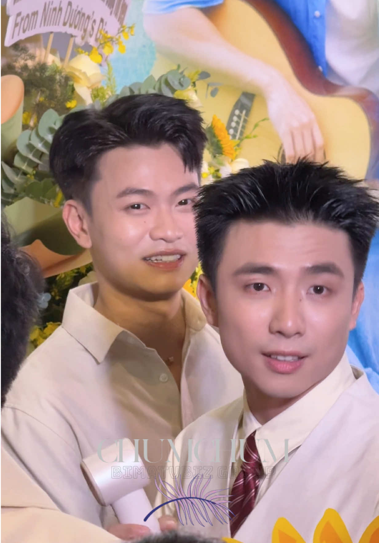 Cận cảnh chiếc visual phát sáng của couple Tùng Dương và Ninh Anh Bùi tại họp báo công bố chương trình Hàng xóm mới  #ChumChum #BimatVbiz #Lattungvbiz #hangxommoi #hangxommoibychumchum 