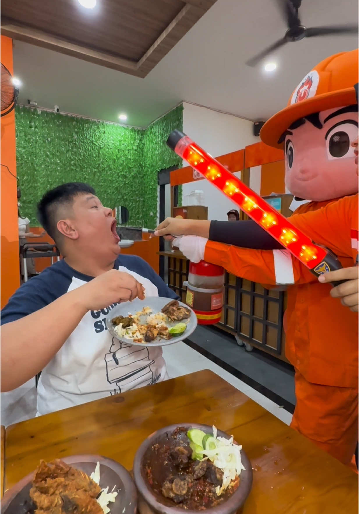 Sambal bakar yang sering di makan artis @Sambal Bakar On Fire Juanda #sambal #mukbang #sambalbakaronfire #fuhpedasnyaberasap #sambalbakar #makananpedas #juanda #jakartapusat #DKIJakarta #stasiunjuanda #sambalgepuk #sambalbawang #sambalhijau #sambaltempongbakaronfire 