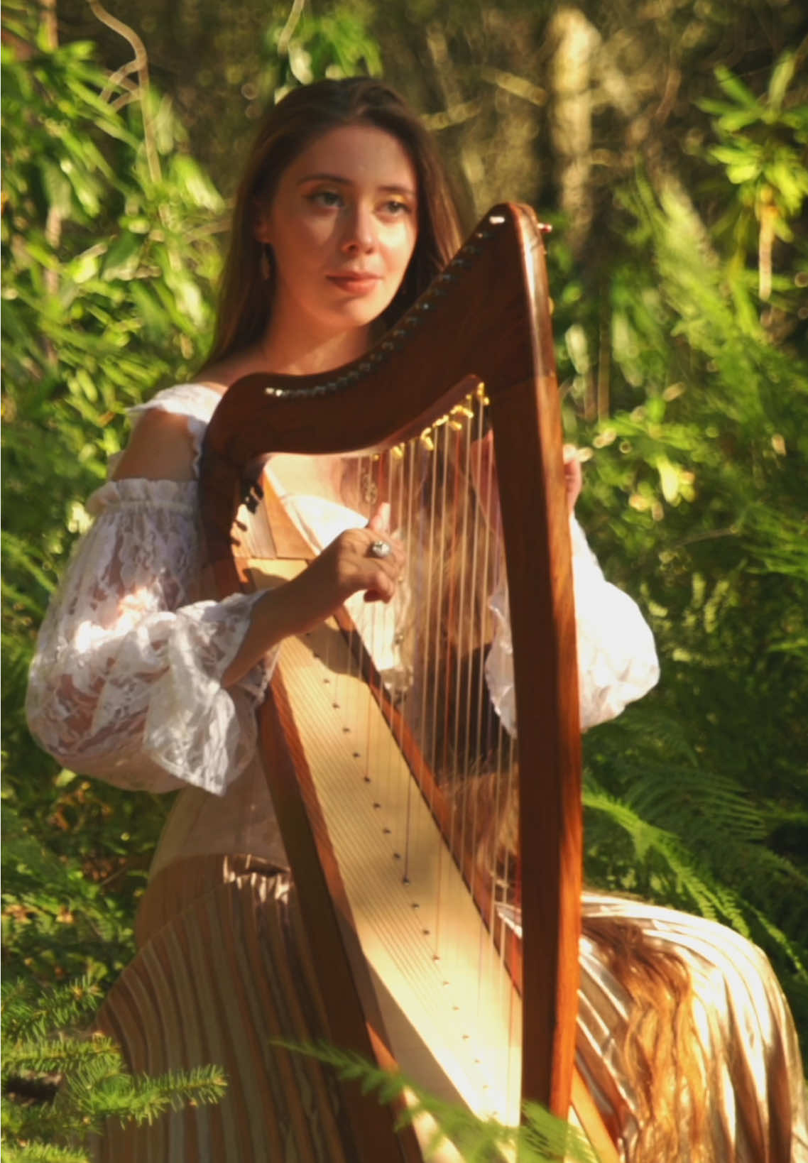 Some peaceful harp sounds amongst the forest to calm your day ✨🪉 My new single ‘Amazing Grace’ is out now on all streaming platforms 🌿🎶 #harp #amazinggrace #celtic #forest #fyp 