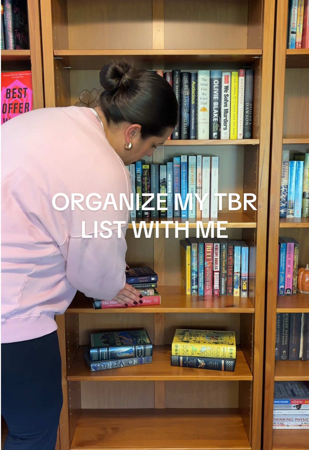 Replying to @Mackanziee I can finally see my tbr 🥹 now I need to STOP buying new books…😅👀 #mytbr #BookTok #organizemybooks #whatimreading #newbooks 