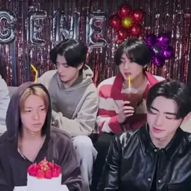 jake was having a hard time inserting his straw so jungwon grabbed his straw and did it for him 😭😭😭 MY JAKEWONN #liveweverse #ENHYPEN #jungwon #JAKE 