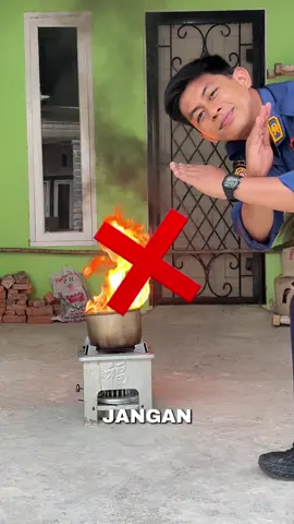 Berikut tutor madamin api menggunakan kain basah #pemadamkebakaran #damkarindonesia #becanda #damkarcore #pemadamindonesia 