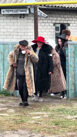 Богдану 2,5 года. Для лечения нужно 2 900 000 $. Сумма большая, но если 290 000 человек отправят по 10 $, мы закроем цель — и у него появится шанс жить. Вся информация для доната — на их странице  EN: Bogdan is 2.5 years old. We need $2,900,000 for his treatment. It’s a big amount, but if 290,000 people give $10 each, we’ll reach the goal—and he’ll have a chance to live. All donation details are on their page @Олена 