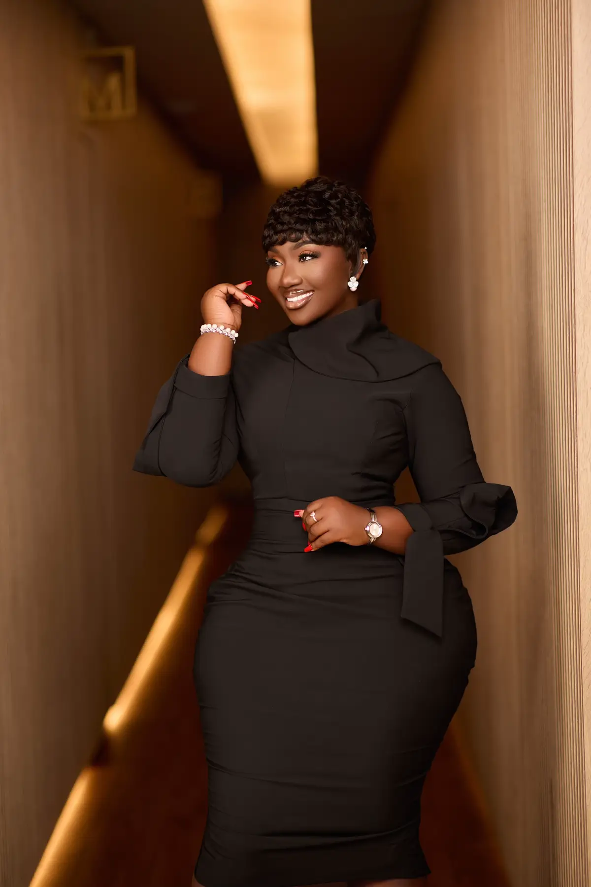 À toute ma communauté féminine. N’acceptez jamais d’être limitées à une seule image. Vous avez le droit d’être travailleuses, ambitieuses, élégantes, audacieuses, baddie 😂… et même un peu folles parfois. Cette pluralité, c’est votre vraie identité, et personne ne peut vous l’enlever. Sachez que nous avons la chance d’appartenir cette génération féminine . Une génération qui peut aujourd’hui s’instruire, obtenir des diplômes, donner son avis et occuper des postes de décision. Ce privilège, nous le devons aux femmes qui ont combattu avant nous. Elles ont souffert, résisté, et parfois donné leur vie pour que nous soyons libres aujourd’hui. Alors n’oublions jamais de semer la gratitude car aujourd’hui nous avons tout les droits . En outres souvenez-vous ,  le chemin n’est jamais facile. L’échec fait partie de la traversée. L’échec n’est pas une fin, plutôt une leçon. Mille fois vous tomberez, cent mille fois vous vous relèverez, plus fortes, plus expérimentées et plus sages. profitons de ce monde moderne, nous avons des avantages immense tel que Internet. Il nous connecte au savoir, aux opportunités et aux autres femmes qui sont partout dans le monde. Alors, chères femmes, ne vous définissez pas comme des victimes. Définissez-vous comme des vainqueures. 🌍✨ Car chacune de nous a le pouvoir de transformer sa vie, d’inspirer sa génération et de laisser une empreinte dans l’histoire.