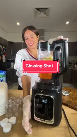 شوت الجزر والزنجبيل  🥕🍊 الطريقة المثالية لبدء يومك بنشاط! إذا كنتِ ترغبين ببشرة مشرقة وجهاز هضمي صحي، صدّقيني بعد هذا المشروب ستدخلين مرحلة “الفتاة الصحية” ✨ المكونات: 	•	2 برتقال 	•	 زنجبيل 	•	كوبان من الجزر المقطع 	•	ماء جوز الهند •	 ليمون •	 كركم اخلطي المكونات جيدًا ثم صفّيها ( فوائد المكونات: 🥕 الجزر: يحسّن نسيج البشرة من خلال التخلص من الزيوت الزائدة في الجسم، ويحتوي على البيتا كاروتين الذي يساعد على حماية البشرة من أشعة الشمس ويُعرف أيضًا بأنه يبطئ من شيخوخة البشرة — من لا يريد ذلك؟! 🫚 الزنجبيل: يساعد على الهضم بكفاءة، وغني بمضادات الأكسدة التي تحمي من التوتر والأضرار التي تصيب الجسم — مذهل! 🍊 البرتقال: يعزز المناعة، ويساعد أيضًا على خفض مستوى الكورتيزول (هرمون التوتر)، وغني بفيتامين C الذي يساعد الجسم على إنتاج المزيد من الكولاجين 😉 استمتعي ببشرتك المشرقة! ✨ #وصفة_صحية #شوت_زنجبيل #تقوية_المناعة 