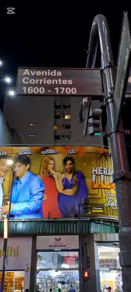 Buenos Aires 😍 La Avenida Corrientes es el corazón cultural y nocturno de Buenos Aires, famosa por sus teatros, librerías, pizzerías y bares notables. Conocida como 