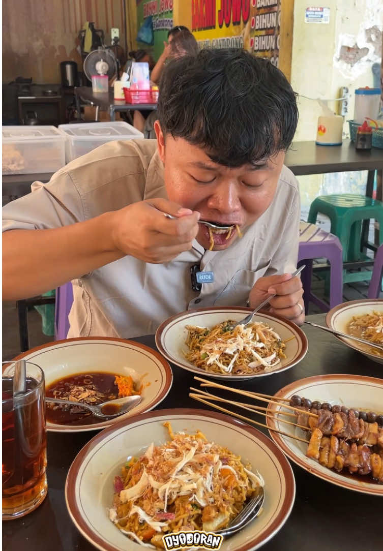 Siang Dikit Udah Ludes! Bakmi ini Jualan Dari Pagi Buta! Jualan dari 2002 bakmi ini ada bumbu nano-nano yang nggak bisa ditemuin di tempat lain lur! Saking larisnya kalau kamu mau makan di sini harus pesan duluan takut kehabisan! 🤯 Buat yang doyan perbakmi-an di Semarang gas buanter🚀 📍Bakmi Jowo Pak Lis Gondrong : Jl. Ki Mangunsarkoro No.8, Karangkidul, Kec. Semarang Tengah, Kota Semarang, Jawa Tengah 50135 #Dyodoran #kulinersemarang #semarang #bakmi #mie