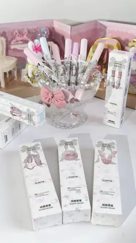 Flortte 🎀ลิปฉ่ำ น่ารักมาก โดนตกเพราะแพคเกจ เอฟครบทุกสี เนื้อดีด้วย  #คนสวยเค้าใช้กัน #flortte #ลิปflortte #ลิป #รีวิวบิวตี้ 