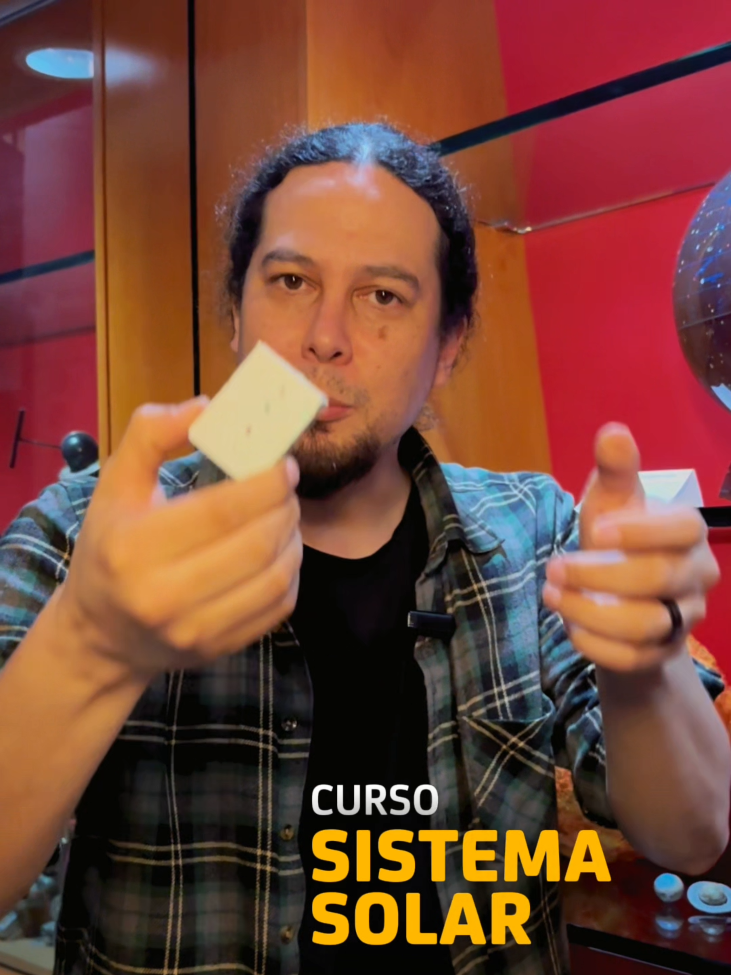 Esse é o tamanho em escala do nosso Sistema Solar! 😱 As vezes é difícil imaginar o quão gigantesco ele realmente é, mas quando colocamos em perspectiva tudo fica ainda mais impressionante, como dá pra ver nesse vídeo. Quer entender mais sobre os planetas, o Sol e as distâncias que nos separam deles? Então vem aprender no planetário! 👇 🗓️ 22, 23, 27 e 28 de outubro ⏰ Das 19h às 21h30 📍 Escola de Astrofísica e no Planetário 🧑‍🏫 Astrofísico @marcelo.rubinho 💵 R$ 250,00 🎓 Certificado de conclusão de 10 horas 👉 Garanta já a sua vaga em planetario.urbiapass.com.br ou no link da nossa bio! Embarque nessa nave pelo Sistema Solar com a gente! 👩‍🚀🚀 #Planetário #Astronomia #Ciências