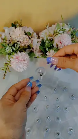 I didn't expect there is such a nail-free sticker. Now I don't need to drill holes to hang pictures on the wall. It is really useful. #hook