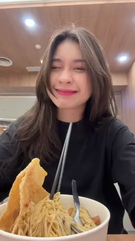 liatin makan bakmie