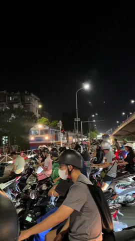 Chỉ một câu anh thao thức đêm dài, người đàn ông đang chăm sóc em là ai…? @Hà Nội Về Đêm ❤️ #TikTokAwardsVN #hanoivedem❤ #langthanghanoi #nhachaymoingay #xuhuong2025 