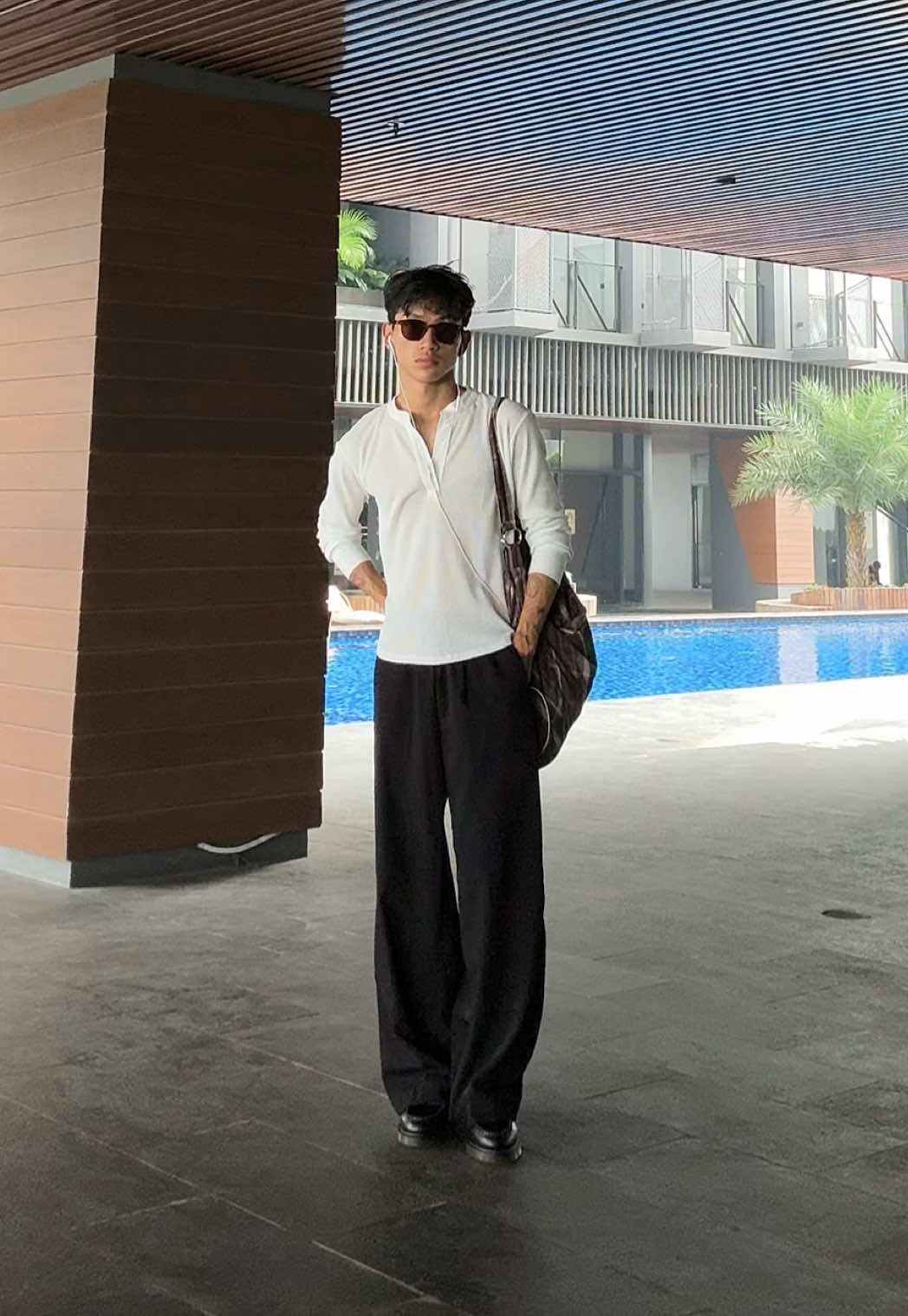 Baju yang menurut gue bisa dipake kemana aja, ngeMall, Hangout, Gym juga cakep!  . . #henley #outfitideas #OOTD #henleyshirt #OutfitInspo 