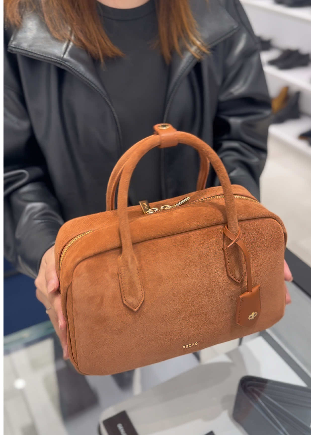 Soft calf leather, sculptural curves & a detachable sling — yes please 😍 #BagCrush #PEDROSG #pedroshoes_official #minimalstyle #quietluxury 