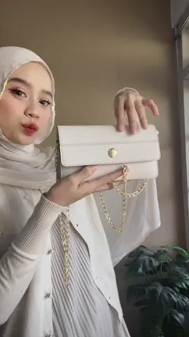 cu banget tas nya 🤏🏻😚 #slingbag #tasselempang #tas #taswanita #lescatino 