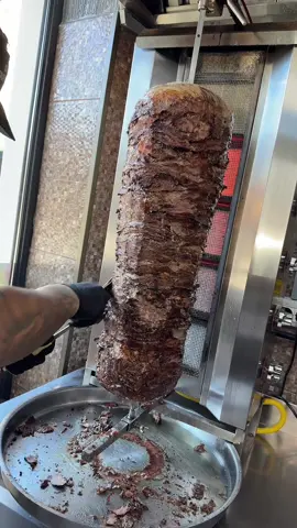 Pai nu aducem noi Turcia la Tg Jiu?❤️ pe rețeta noastră , făcută de noi !  Vă promit ca dacă o gustați , mai vreți 👌🏻#gurmanduluiecaterinateodoroiu #shaormagurmandului #gurmanduluivictoriei #shaormaviralatargujiu #ceo 