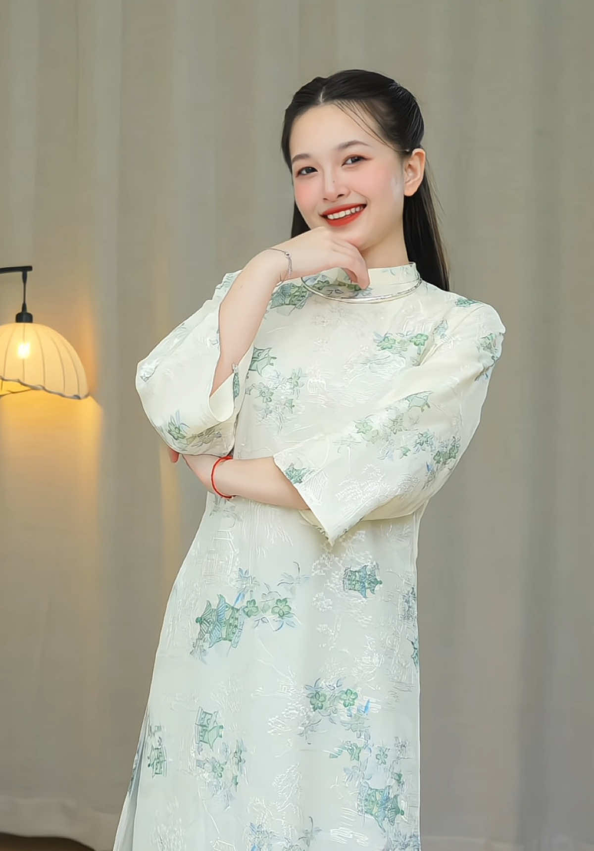 Tết này làm sao mà bỏ qua được em áo dài Thuỷ Mặc này, tưởng khoác lên mình cả một bức tranh phong cảnh hữu tình luôn ý #lendocungkapi #aodai #aodaitet #aodaicachtan #tet 