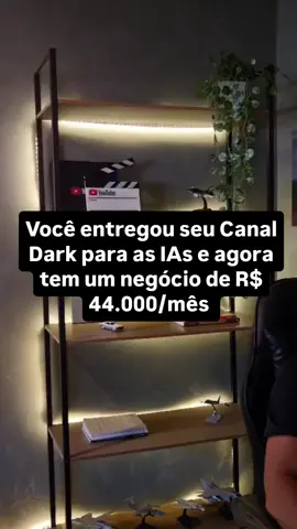Se eu fosse começar um canal dark hoje... Sem inscritos. Sem grana. Sem contatos. Esse seria o plano que eu seguiria do zero: 1. Escolher um nicho que prende a atenção Não é sobre “o que eu gosto”, e sim sobre o que as pessoas maratonam às 3h da manhã. Exemplos: Casos criminais e histórias chocantes Quedas e polêmicas de famosos Lendas e mistérios da internet Teorias e conspirações Reflexões espirituais e filosóficas Todos com alto apelo emocional, vida longa no algoritmo e sem precisar aparecer. --- 2. Validar a demanda antes de criar Nada de adivinhar o que pode dar certo. Eu analisaria os 5 maiores canais do nicho e descobriria: Quais vídeos têm mais visualizações Que frequência eles postam (via Noxinfluencer) Quais títulos estão explodindo (usando Glasp ou VidIQ) Não é copiar, é entender o que já funciona e colocar o meu toque único. --- 3. Montar meu arsenal de produção Tudo com ferramentas gratuitas: ChatGPT → ideias e pesquisas Claude → roteiros envolventes CapCut (TTS ou 11Labs) → voz e edição Canva → thumbnails Notion → organização Google Drive → armazenamento VidIQ → SEO Runway ou Sora → vídeos e imagens de apoio  Meta: 2 vídeos por semana. Consistência > perfeição. --- 4. Testar formatos logo no início Testaria 3 estilos diferentes: “O que ninguém te contou…” (linha do tempo + curiosidade) “Visto em câmera…” (imagens que chocam) “O início do fim…” (histórias de queda ou fracasso) Após 10 vídeos, eu analisaria o que mais conecta — e dobraria a aposta. --- 5. Escalar o que funciona Título com mais cliques? Fazer variações. Thumbnail fraca? Ajustar cores e tensão visual. Retenção baixa? Cortar enrolação e deixar o vídeo mais dinâmico. Resultado: um canal que prende o público e cresce no automático. Simples. Estratégico. Imparável.  --- Comente DARK se quiser o passo a passo completo mostrando tudo isso na prática. Siga @ogabrielbauer  #canaldark #rendaextra #marketingdigital #youtube #inteligenciaartificial 