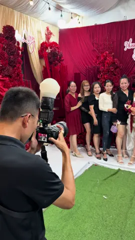 Đi chụp đi quay vậy chứ lược gương má hồng em đầy đủ. Ai hơi nhạt nhạt là em chải đầu dặm phấn lại cho lung linh liền #poblackprodution #trendingvideo #wedding #weddingtiktok #xuhuong 