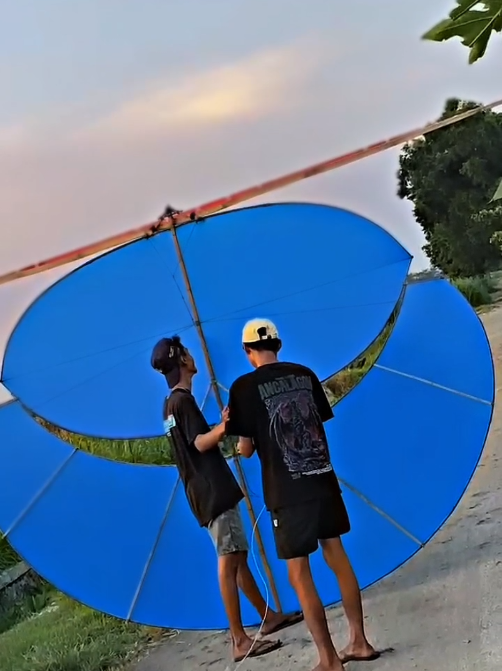 sore yang baik...  #pelayangblitar #layanganviral #blitar24jam #pegonlodoyo #bigsize 