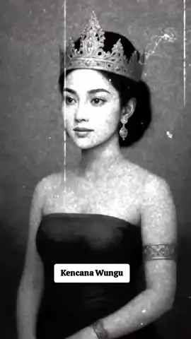 Analisa Wajah Sejati Kencana Wungu melalui Retrovium #fyp  Melalui lensa Retrovium, wajah sejati Kencana Wungu memancarkan harmoni antara kebangsawanan, kecerdasan, dan keanggunan alami seorang putri kerajaan yang memikul beban sejarah besar Majapahit. Aura yang terpancar darinya bukan sekadar kecantikan fisik, melainkan juga getaran batin yang menunjukkan keseimbangan antara kelembutan hati dan keteguhan jiwa. Secara visual, wajahnya memperlihatkan struktur yang proporsional dan halus — dahi teduh, mata beriris lembut namun tajam, menandakan intuisi tinggi dan pandangan jauh ke depan. Hidungnya mancung alami dengan lekukan lembut, melambangkan garis darah bangsawan dan kejernihan jiwa. Bibirnya tipis berlekuk senyum samar, menggambarkan kepribadian yang penuh rahasia namun tulus dalam niat. Kulitnya berwarna kuning langsat keemasan, menandakan keseimbangan antara darah priyayi dan daya hidup bumi Nusantara. Dalam pengamatan Retrovium, energi wajah Kencana Wungu terletak pada pusat cakra anahata (hati) yang berpadu dengan cakra ajna (mata batin). Kombinasi ini menciptakan pancaran wibawa yang lembut, membuat siapa pun yang menatapnya akan merasakan keteduhan sekaligus hormat. Ia bukan sosok yang mengandalkan kekuatan fisik atau kemewahan istana, melainkan kekuatan batin, kebijaksanaan, dan daya tarik spiritual yang alami. Kencana Wungu, sebagaimana terlihat dalam getaran Retrovium, mewarisi kecantikan klasik Jawa yang ideal — ayu tanpo dandan, indah tanpa perlu dihias. Dalam keheningan wajahnya terdapat gema masa lampau: ingatan tentang kejayaan Majapahit, doa para leluhur, dan pesan luhur tentang kepemimpinan yang penuh kasih serta kesadaran akan dharma. Dengan demikian, wajah sejati Kencana Wungu bukan hanya cerminan raga seorang ratu, melainkan lambang kehalusan budi dan keseimbangan antara dunia lahir dan batin — antara kemuliaan manusia dan keanggunan semesta. 🌸