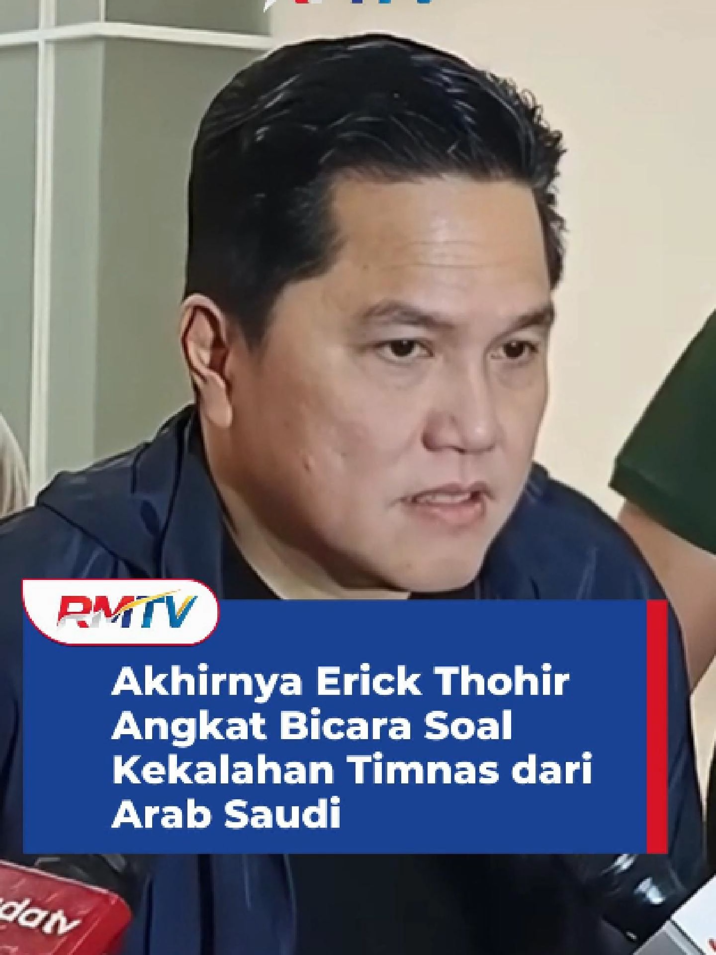 Menteri Pemuda dan Olahraga (Menpora) RI sekaligus Ketua Umum PSSI, Erick Thohir, akhirnya angkat bicara usai kekalahan dramatis Timnas Indonesia dari Arab Saudi dalam laga Grup B ronde keempat Kualifikasi Piala Dunia 2026. Bertanding di Stadion King Abdullah Sports City, Rabu (8/10) malam atau Kamis (9/10) dini hari WIB, skuad Garuda harus mengakui keunggulan Arab Saudi dengan skor tipis 2-3, meski lawan sempat bermain dengan 10 pemain di babak kedua. Kendati hasil tersebut mengecewakan, Erick meminta seluruh pemain untuk segera bangkit dan melupakan kekalahan itu. Ia menegaskan bahwa perjuangan belum berakhir karena peluang Indonesia untuk lolos ke Piala Dunia 2026—baik secara langsung maupun melalui babak play-off—masih terbuka. “Timnas Indonesia harus mengakui keunggulan Arab Saudi dengan skor akhir 2-3. Bukan hasil yang diinginkan, tapi para pemain sudah berjuang sekuat tenaga,” ujar Erick Thohir melalui akun Instagram pribadinya, Kamis (9/10). “Sekarang saatnya fokus ke pertandingan berikutnya melawan Irak,” tambahnya. Dengan hasil ini, Indonesia sementara menempati posisi ketiga klasemen Grup B dengan nol poin dari satu pertandingan. Sementara itu, Arab Saudi berada di puncak klasemen setelah mengantongi tiga poin dari laga perdananya. #timnasindonesiavsarabsaudi #suporterindonesiaarabsaudi #indonesiavsarabsaudi #kualifikasipialadunia2026 #responErickThohirarabsaudi #responerickthohirarabsaudivstimnasindonesia