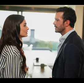 Aşk ve Gözyasi ❤️❤️💞💞 Photos promotionnelles et résumé episode 4      #AşkveGözyaşı Résumé et cadres de l'épisode 4 : La relation de Meyra et Selim continue de osciller entre amour et méfiance. Réfugiés chez la famille de Selim à Izmit, le couple retrouve brièvement la chaleur du passé, profitant de la plage et savourant la paix d'un petit-déjeuner familial. Cependant, la maladie de Meyra et ses oublis croissants minent la confiance qui règne dans leur couple. Tandis que Meyra peine à cacher sa peur tenace de la mort, Selim tente de la soutenir malgré tout. Pendant ce temps, la famille de Meyra, harcelée par un micro dans la maison et le protocole de divorce dans le coffre-fort, perd complètement confiance dans le marié. Çetin donne trois jours à Selim pour révéler la vérité. La pression croissante et les rumeurs assombrissent la relation du couple et la réputation de la famille. Incapable de supporter cela plus longtemps, Selim avoue avoir déjà déposé une demande de divorce à l'insu de Meyra. Cette confession exhume un à un les souvenirs refoulés de Meyra, et la confiance brisée laisse place à une déception indicible. Plus rien ne sera comme avant pour ce couple tiraillé entre amour et regrets. #meyra #selim #turkishdrama #atv 