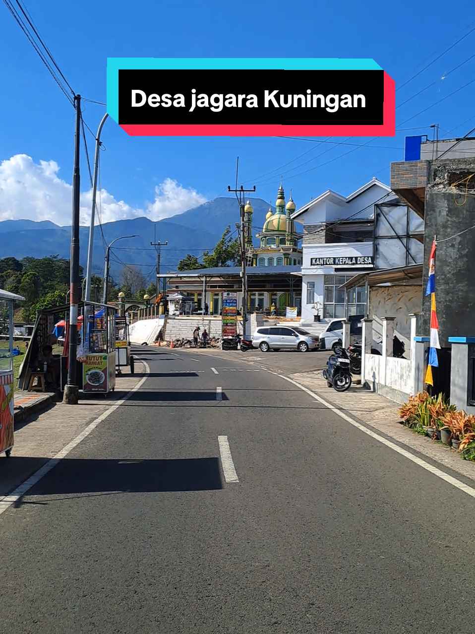 Fokus aja ke view gunung ciremai dan waduk darma aja ya... Desa jagara,jalan paling aesthetic di Kuningan.. Kalau sore disini macet banget, banyak yang menikmati sunset di sekitaran waduk darma  #jagara #wadukdarmakuningan #gunungciremai #kuningan #jagaraecopark 