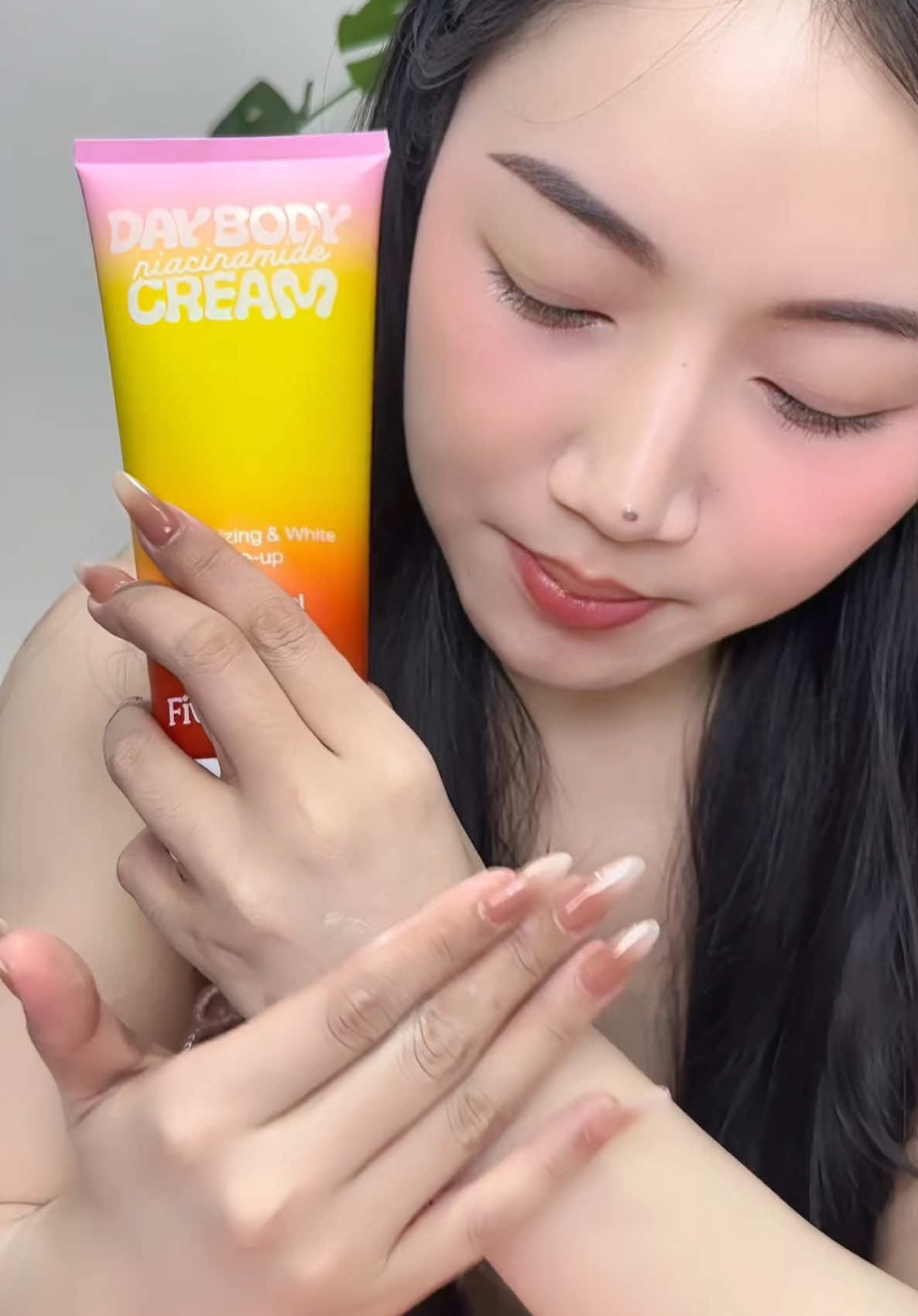 Dưỡng trắng mà make nâng tông tức thì luôn thì mấy bà tham khảo DAY BODY CREAM này cũng tốt phết nhé #hoangmymy #kemduongda #kemduongtrang #daybodycream #fivegrains 