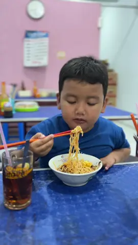 Apapun akan kuhadapi, asal warung mie ayam buka setiap hari ☺️