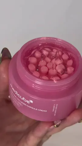 Čekanje je gotovo 💗 Jedna od naših najtraženijih krema, Medicube PDRN Pink Collagen Capsule Cream, ponovno je tu!  Inovativna dvofazna formula s PDRN-om iz lososove DNK i ružičastim kolagen kapsulama vraća koži elastičnost, vlagu i prirodan glass skin sjaj.  Ružičaste kapsule otpuštaju aktivne sastojke tek pri nanošenju, čime se čuva njihova maksimalna učinkovitost. ✨ ✔ +102,4% hidratacije odmah nakon primjene ✔ +33% elastičnosti u 2 tjedna ✔ Vidljivo ujednačen ton i glatka tekstura kože Lagane, svilenkaste teksture koja se topi u kožu, pogodna i za osjetljivu kožu. #medicube #pdrn #glassskin #kbeauty #mikrokosmosbeauty  