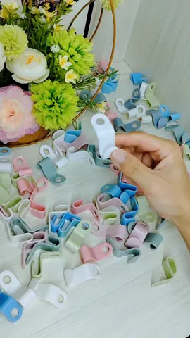 Small hooks that can be used to hang clothes in the closet in different categories can save a cabinet space. #ClothesHanger#Hook