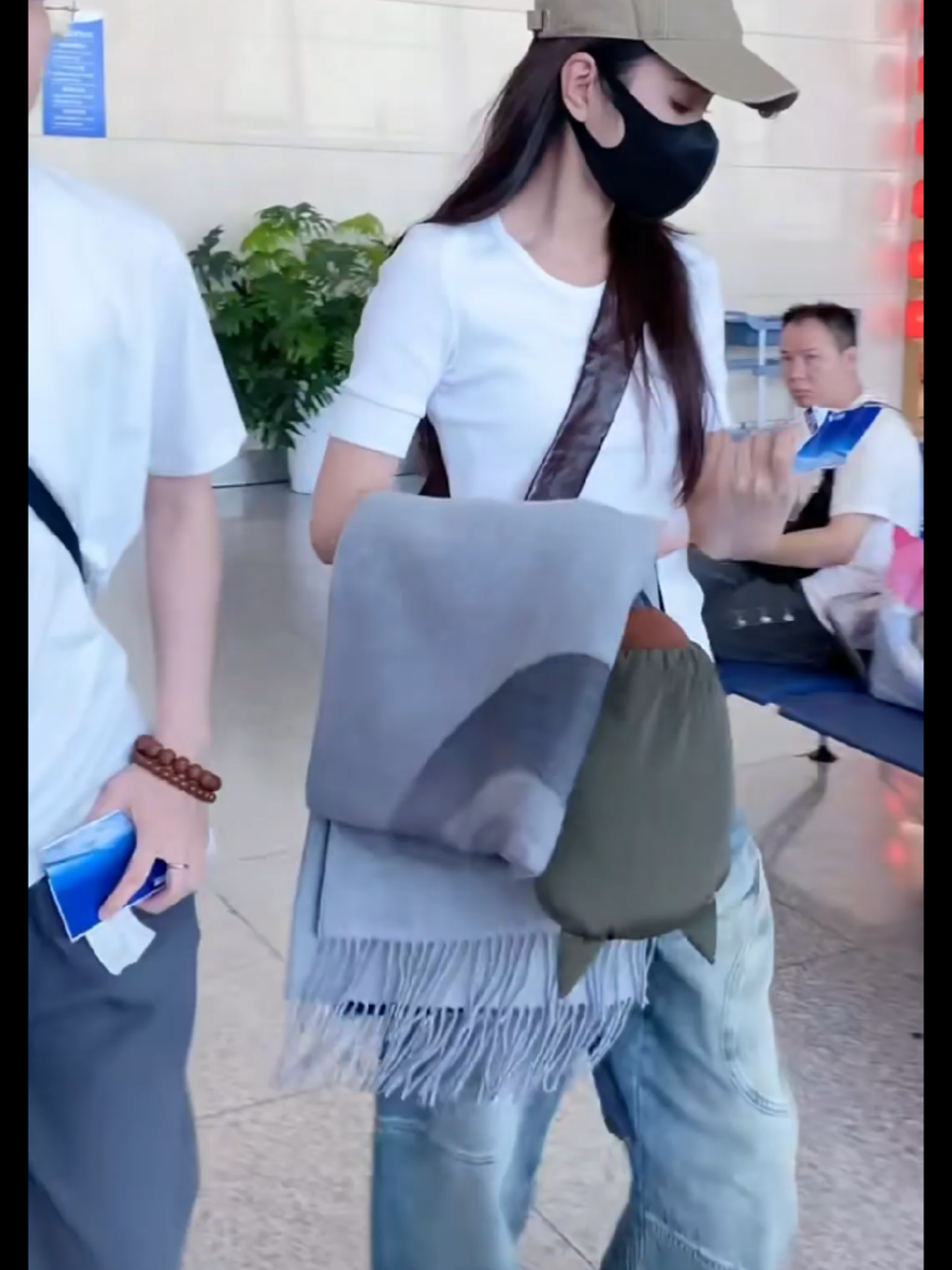 Tiêu Bảo hôm nay 0910  trên đường đi Bắc Kinh  #lývântiêu #liyunxiao #李云霄  #💙☁️ #doudou   Cre Onclip 