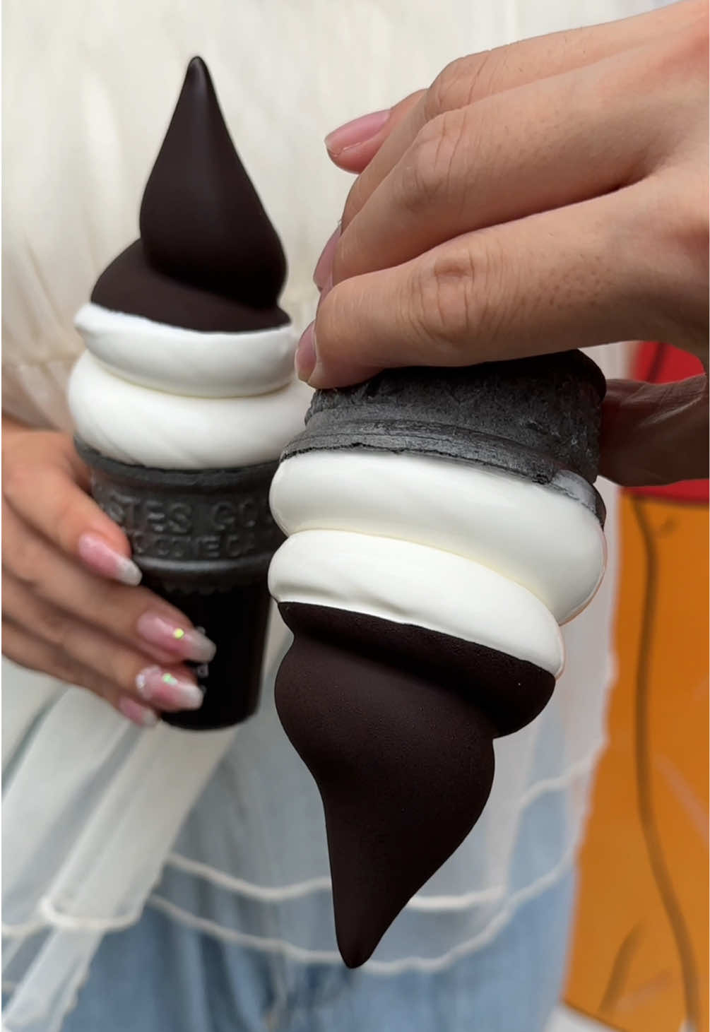 絶対に落ちない濃厚チョコソフト ◎ パリチョコソフト　¥650 ( ※大名店限定 ) 【店名】大名ソフトクリーム 大名店 【住所】福岡県福岡市中央区大名１丁目１１−４ 【ｱｸｾｽ】天神駅徒歩5分 【定休】不定休 【営業時間】12:00-21:00(金土は23:00まで) Thick Chocolate Soft-Serve That Won’t Fall Even When Upside Down! ◎ “Crispy Chocolate Soft-Serve” – ¥650 (Available only at the Daimyo branch) Shop: Daimyo Softcream (Daimyo Branch) Address: 1-11-4 Daimyo, Chuo-ku, Fukuoka City, Fukuoka Prefecture Access: 5-minute walk from Tenjin Station Closed: Irregular holidays Hours: 12:00 PM – 9:00 PM (until 11:00 PM on Fridays & Saturdays) #福岡グルメ #japanesefood #tiktokfood 