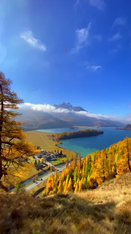 📍 Lake Sils, Switzerland 🇨🇭 Follow for daily Swiss Content 🇨🇭 Want to know the exact location of this spot? 🗺️ Check the link in my bio! 🇨🇭🫶 📌 Save this for your trip to Switzerland 🇨🇭 🎥 by: @swisswoow  #berneroberland #switzerland #mountains #schweiz #swissalps
