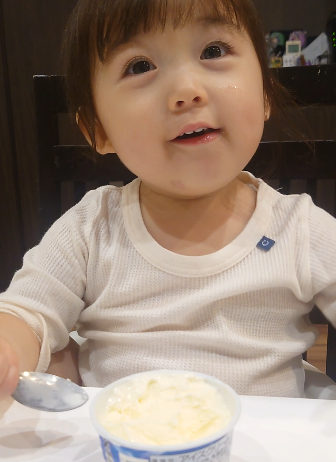 インフルになってしまって自宅に籠もってます🥹お熱は1日だけで隔離生活はとっても元気🤣✊よく喋る🤣 ちなみにパパはお出かけではなく遅くまでお仕事です😂🍺 パパがアイス買ってきてくれたのでありがと〜のお礼の動画を☺️ 半分食べてあとは明日に😋 ハーゲンダッツなんて特別だぞ〜😛☝️ #1歳9ヶ月 #女の子 #アイス  #娘が可愛すぎる   #fyp 