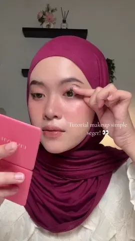 Makeup aman versi akuu, dipake daily juga oke karena ringan dan awet 🫰 Produk yang aku pake: • Jacquelle blurr effect foundation • Wardah cream blush (05) • Pixy loose powder • Somethinc bronzer contour balm • Foccalure brows gel cream • Medtalk eyeliner • Somethinc immortal highlighter  • Somethunc powder blush (picnic) • Makeover lip crayon (skye) • Somethinc idol lip matte (ambush) • OMG gloss lip #makeup #tutorialmakeup #foryou