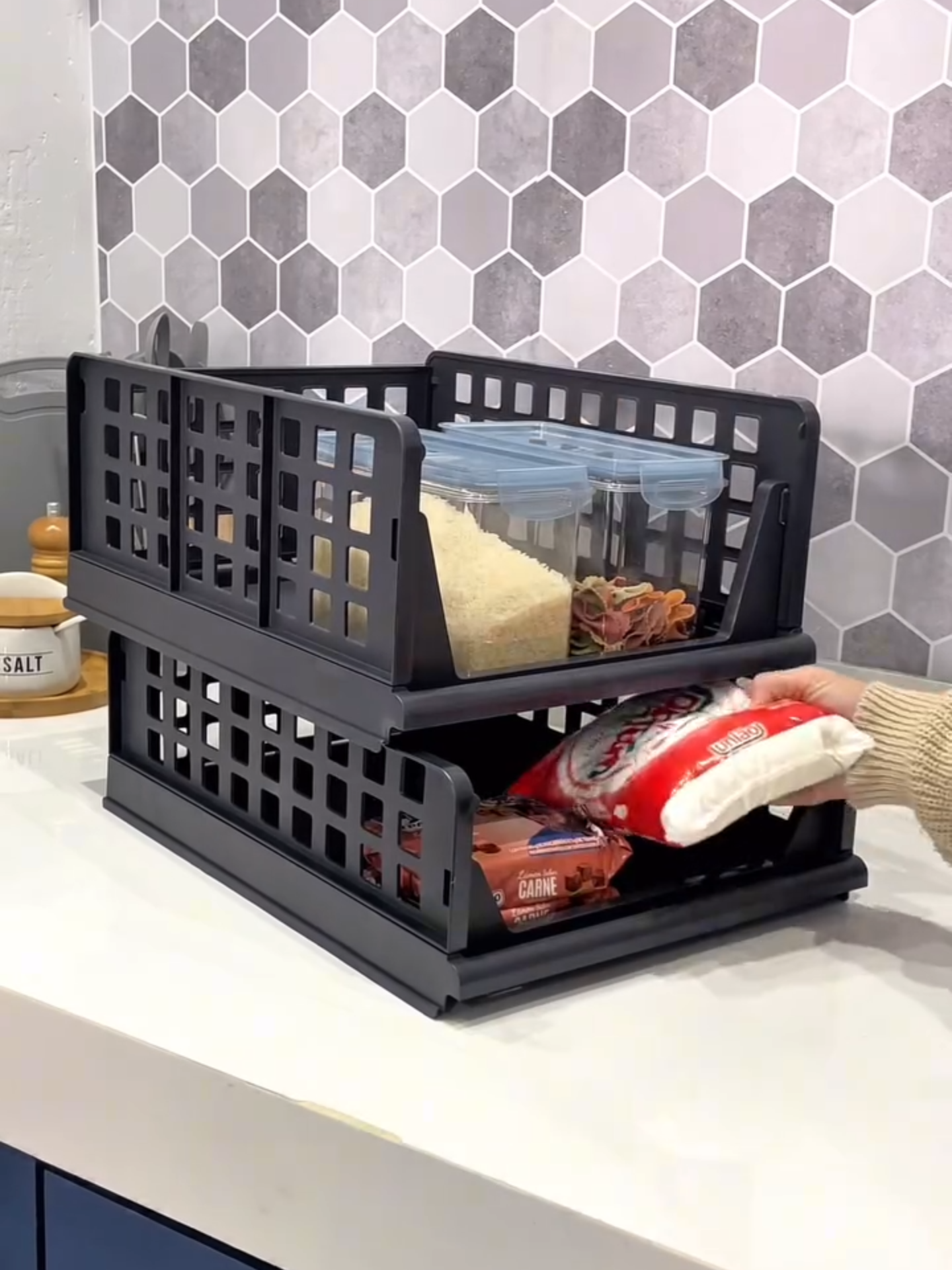 Ideias Para Organizar a Sua Casa. ✨ Descubra como organizar:  Eu achava que meu problema era falta de espaço… até descobrir esse organizador. Dobrável, empilhável e com design compacto. Ele literalmente mudou a forma como organizo tudo aqui em casa. Agora cada coisa tem seu lugar ✨ 👉 Produto disponivel no link da Bio. #organizaçãodacasa #organizador #cozinha #multiuso #comoorganizar