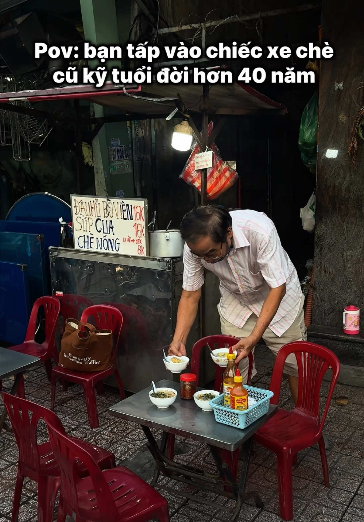 Ủng hộ xe chè nóng hơn 40 tuổi đời #tuhieutruong #food #TikTokAwardsVN #supcua #chenong 