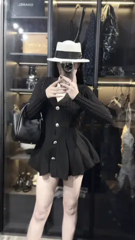 “Có con mèo nói yêu chiếc lá, nhưng vẫn nắm tay con cá và ngủ với cuộn len.”🩶