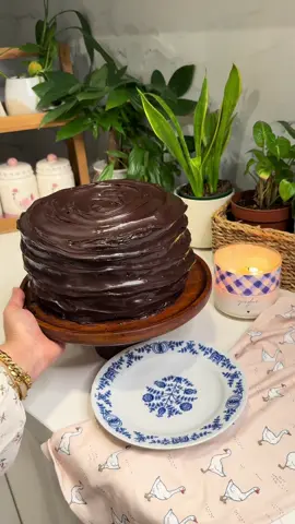 ‎ماتيلدا كيك اطيب كيك شكولاتة بالعالم 😍😍 ‎المكونات  ‎٣ كوب طحين  ‎١ كوب كاكاو باودر  ‎٢ كوب سكر  ‎ملعقة اكل بيكن باودر  ‎ملعقة شاي فانيلا  ‎نص ملعقة شاي بيكن صودا ‎٣ بيض  ‎١ كوب زيت  ‎١ ونص كوب حليب مع ملعقة اكل خل ابيض  ‎اخر شي نظيف ١ ونص كوب ماء حار وية ملعقة اكل كبيرة نسكافيه قهوة سريعة الذوبان  ‎للشكولاتة  ‎استعملت ٢ بار شكولاتة وية علبة قشطة واخليها تبرد بالثلاجة نفس الصوص للحشوة وللكيكة من الخارج ‎رهيييييييبة  @mahmood_milk  ‎#كيك  #شكولاتة  #chocolate  #cakes 
