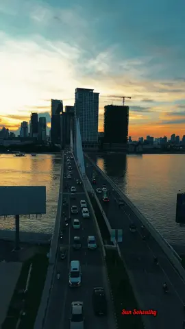 ទីក្រុងភ្នំពេញនាពេលសុរិយាអស្តង្គត As the sun sets, the city comes alive with warm colors. #phnompenhcity #cambodia #droneshot #kohnorea 