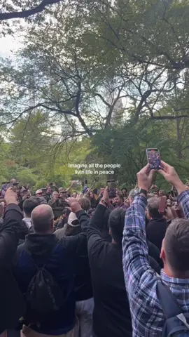 Strangers singing ‘Imagine’ in Central Park on John Lennon‘s birthday 🎶 Today would have been his 85th 🎥: @@Alex🦢##NYbucketlist##nyc##thebeatles##johnlennon##centralpark