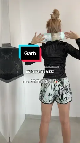 🧘‍♀️ Ćwiczenia na garb – proste sposoby na piękną postawę! 💪 Masz zaokrąglone plecy, garbisz się przy biurku albo czujesz napięcie w karku? Te ćwiczenia pomogą Ci otworzyć klatkę piersiową, wzmocnić plecy i poprawić postawę! 🙌 ⠀ ✨ Codziennie kilka minut = ogromna różnica! ⠀ 📚 Moja książka o kręgosłupie wciąż jest w przecenie, a pozostałe książki — w tym  Encyklopedia zdrowych stóp — również są dostępne! 💪 💬 Daj znać w komentarzu, czy też walczysz z garbem! 📌 Zapisz, żeby wrócić później! #garb #postawa #fizjoterapia #rehabilitacja #dc  – wdowi garb – bawoli garb – fizjoterapia – rehabilitacja – ćwiczenia – terapia – postawa ciała 