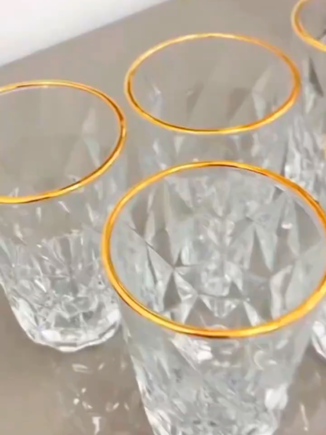 🥂✨ Elegância em cada detalhe! O Copo Diamond Lyor 390ml é perfeito para quem ama servir com sofisticação. Feito em vidro de alta qualidade e com um delicado fio de ouro, ele traz aquele toque de luxo que transforma qualquer mesa. 💛 💎 Capacidade: 390ml 💰 Apenas R$33,99 🛒 Compre agora na Shopee 👉 https://s.shopee.com.br/5VMZxTbNVY #Shopee #Lyor #MesaPosta #AchadinhosShopee #CopoLuxo  