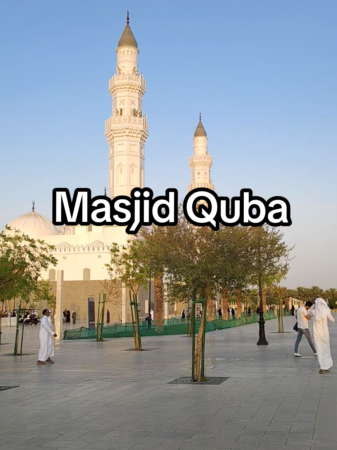 Subhanallah,,, Indahnya Masjid Quba,  masjid pertama yang dibangun Rasulullah saat Hijrah ke Madinah.  sangat tenang,,, damaii,,, Alhmdllh kami bisa menikmati waktu senja sampai malam disini #masjidquba #umrahmandiri #umrahmemories #umrohmandiri 